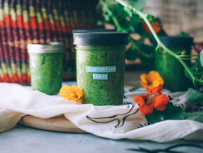 edible flowers pesto