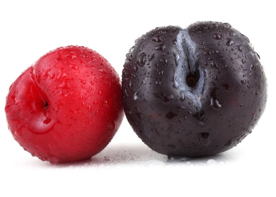 difference between red and black plums